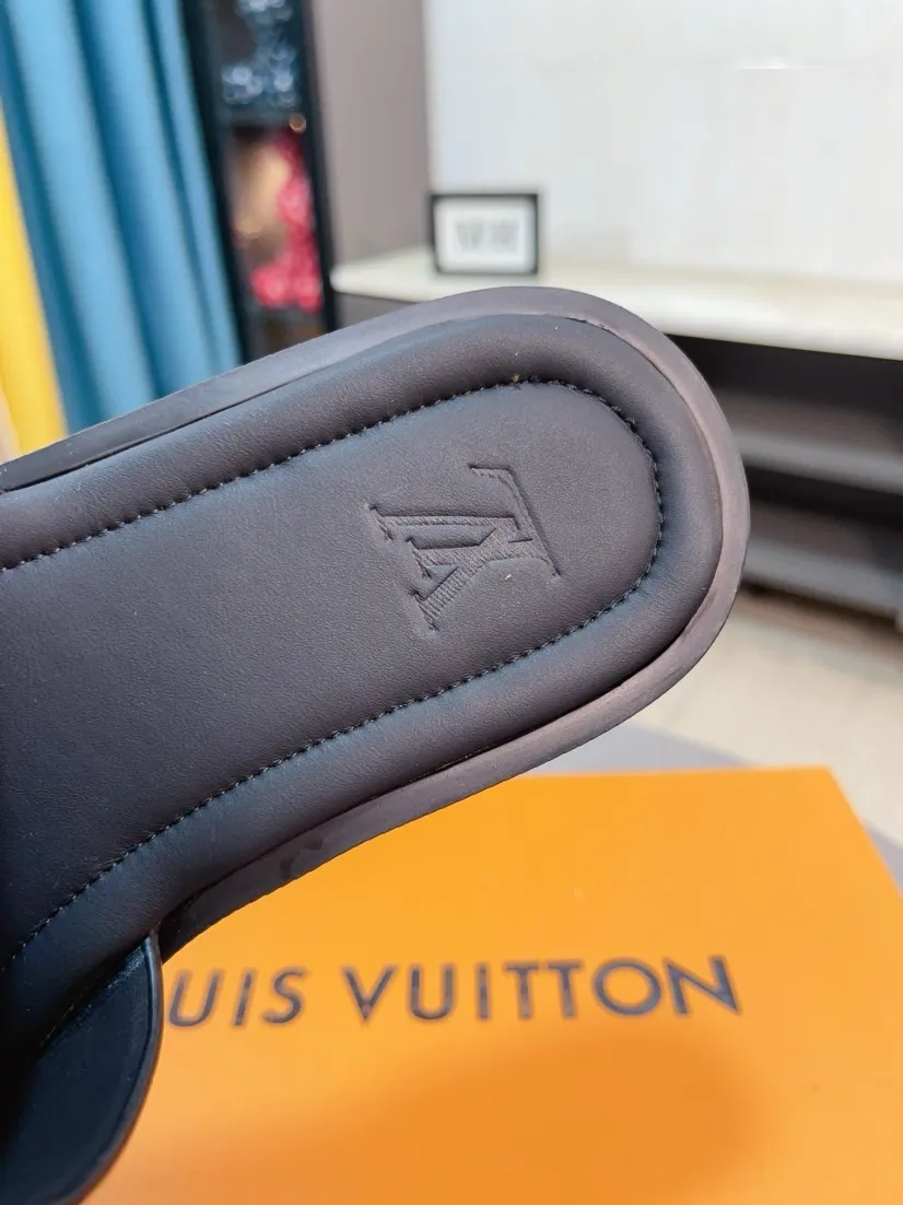 Men's men's shoes 💰360🌸🌸LV medium men's spring and summer slippers counter synchronization. The uppers are imported from Italy with open edge beads and color-changing logo graphics. High-quality craftsmanship. Soles: Original soles specially provided by the original factory. Exclusive molded soles are super comfortable. Original factory single goods. 🔍🔍High quality. You can enter and exit the counter at will. Welcome to compare. Size 38-45